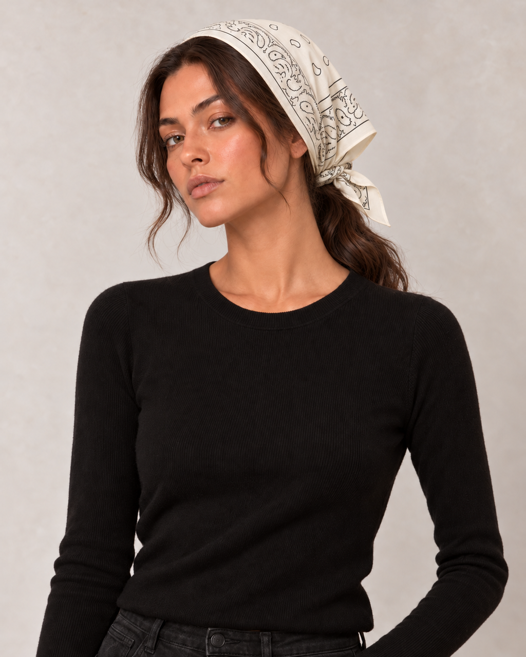 Bandana beige 100 % coton porté sur la tête avec une queue de cheval