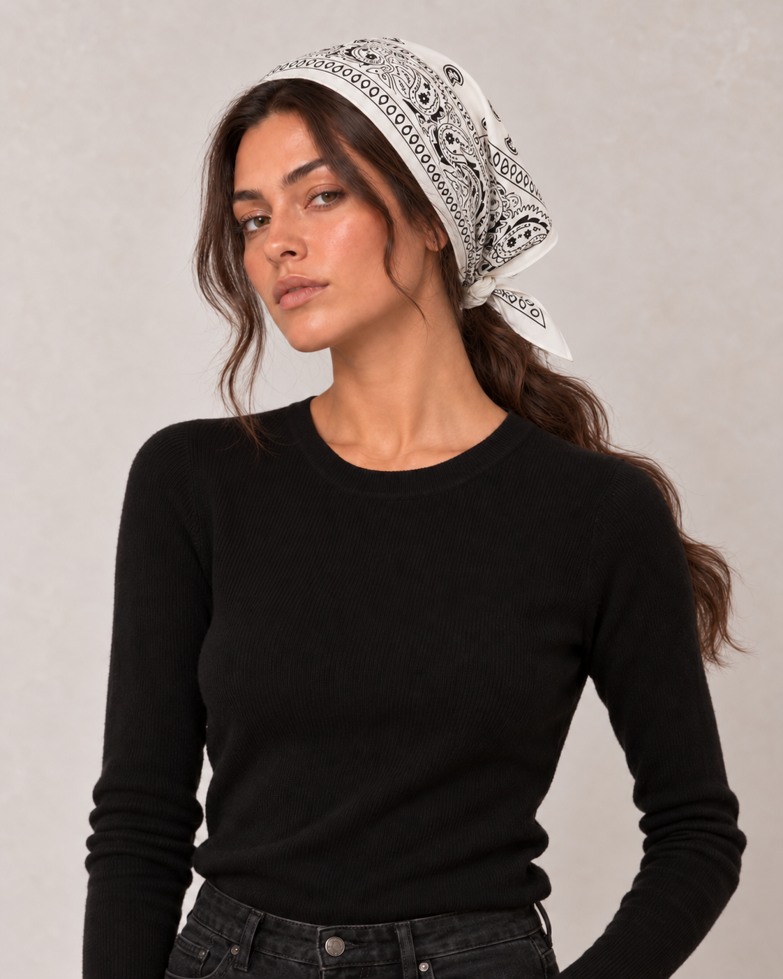 Bandana blanc 100 % coton porté sur la tête avec une queue de cheval