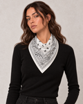 Bandana blanc 100 % coton porté au cou