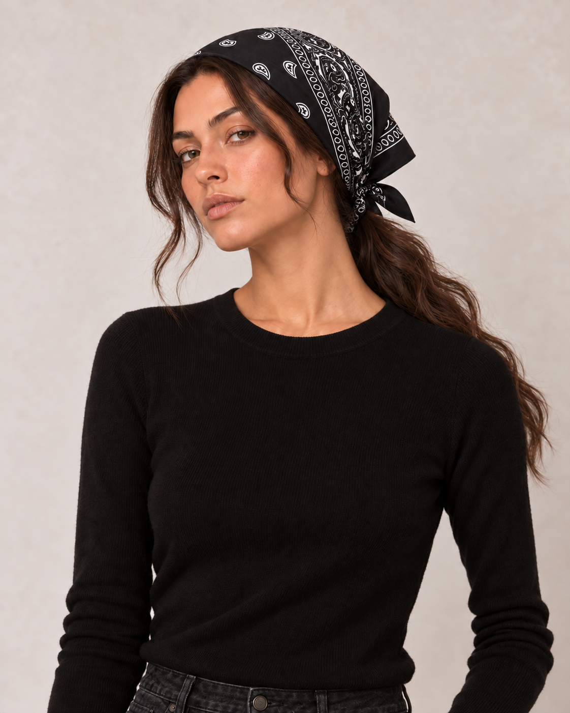 Bandana noir 100 % coton porté sur la tête avec une queue de cheval