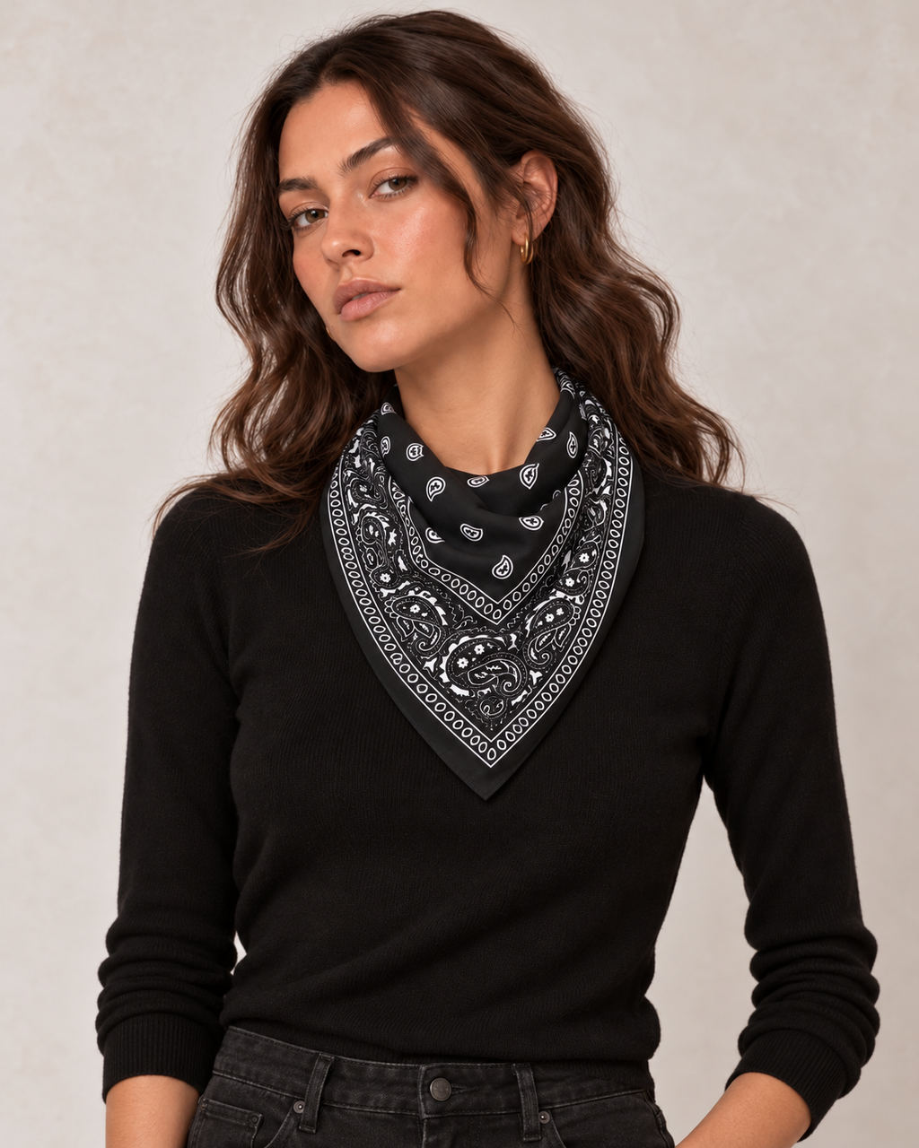 Bandana noir 100 % coton porté au cou