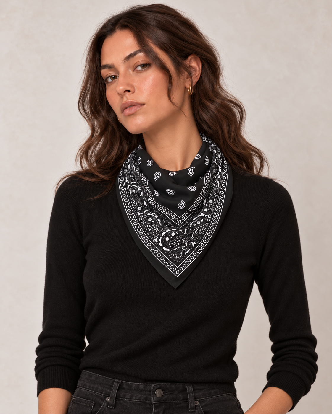 Bandana noir 100 % coton porté au cou