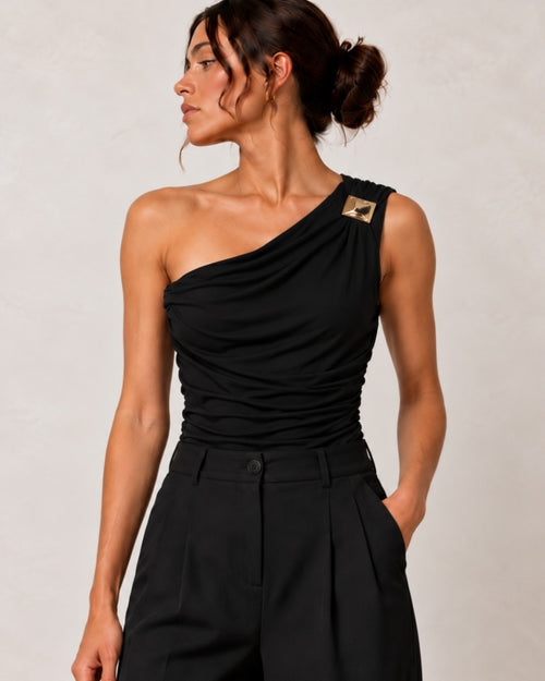 Body asymétrique noir porté - vue rapprochée