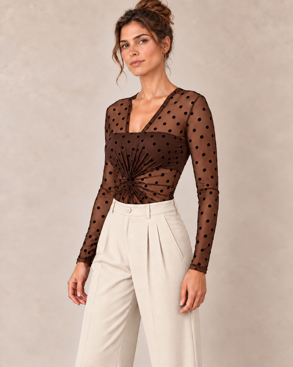 Body plumetis chocolat avec bandeau marron sans bretelles, mannequin au chignon relevé