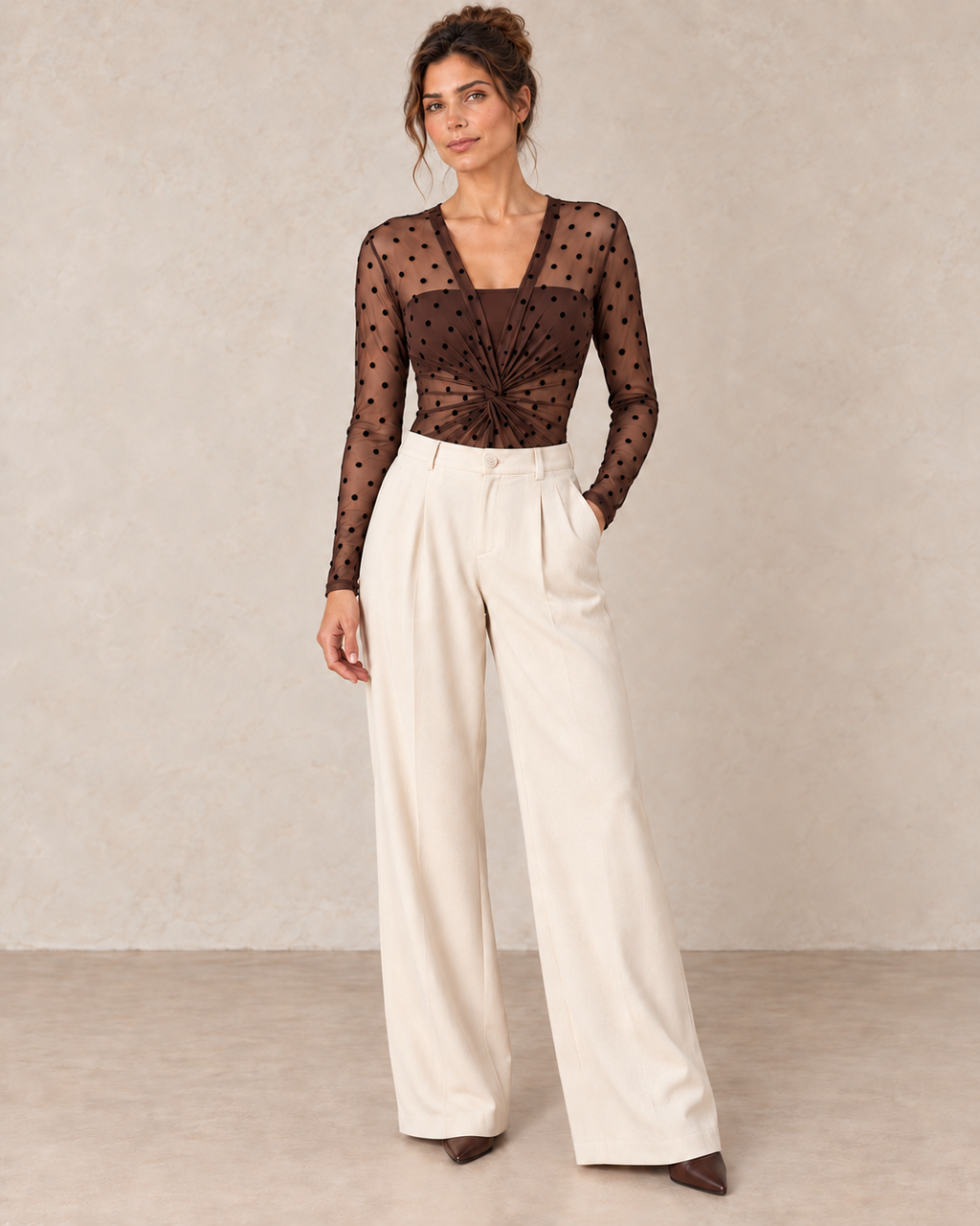 Body plumetis chocolat avec bandeau marron sans bretelles, mannequin au chignon relevé