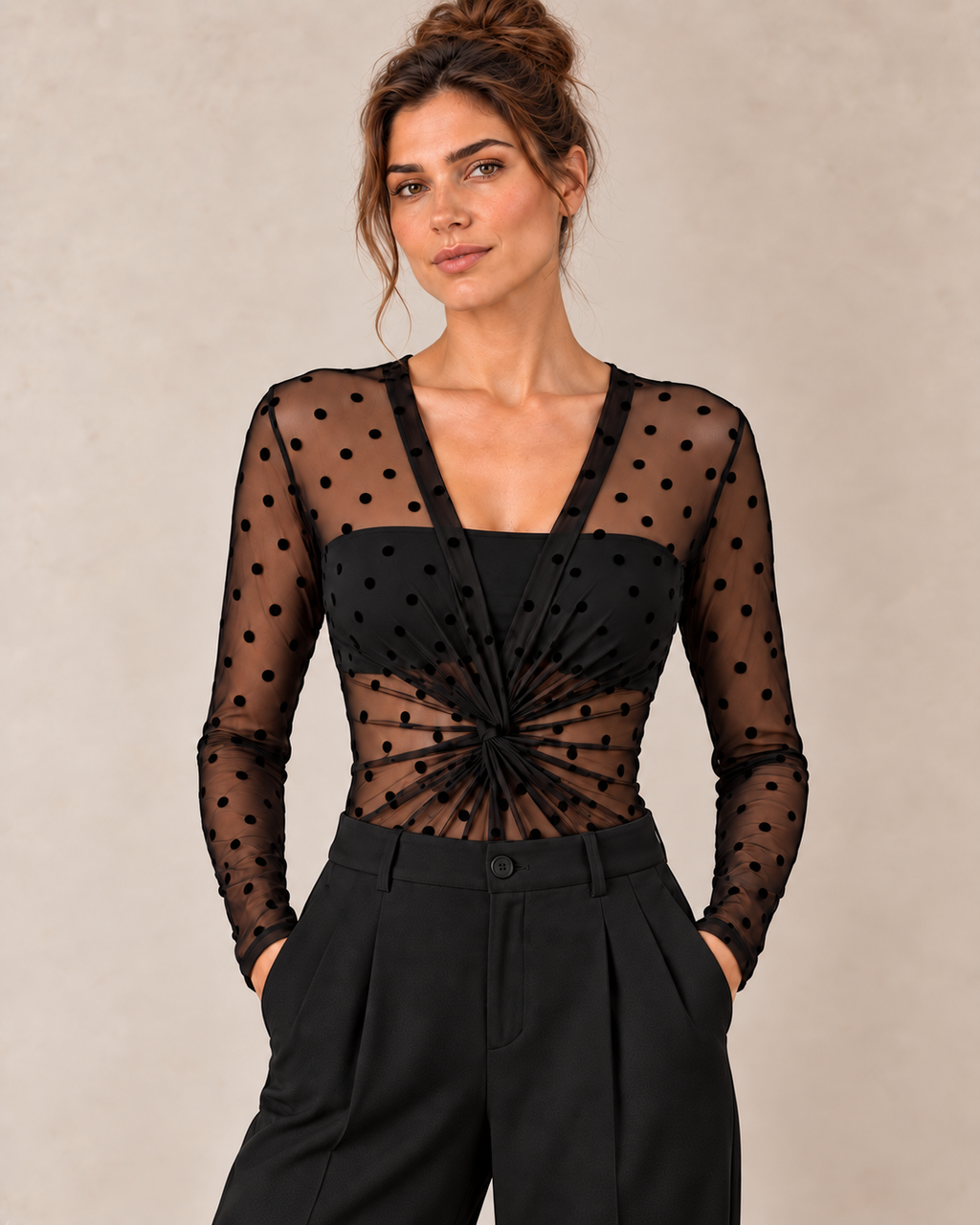 Body plumetis noir avec bandeau sans bretelles, mannequin au chignon relevé