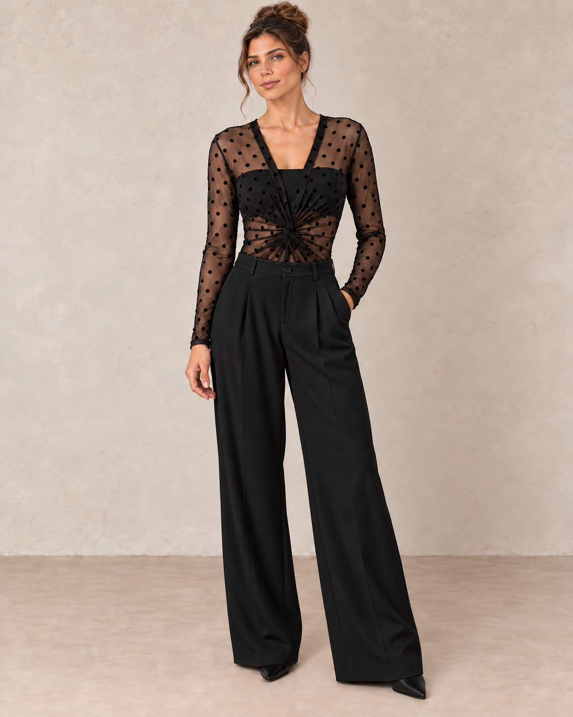 Body plumetis noir avec bandeau sans bretelles, mannequin au chignon relevé