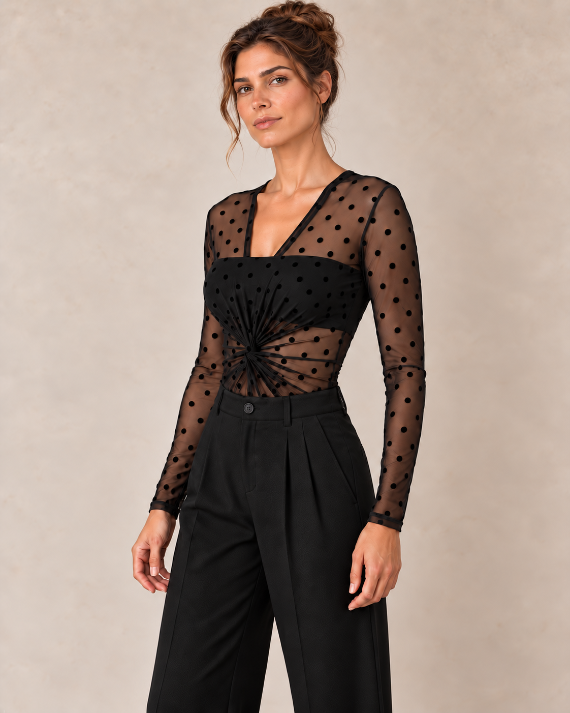 Body plumetis noir avec bandeau sans bretelles, mannequin au chignon relevé