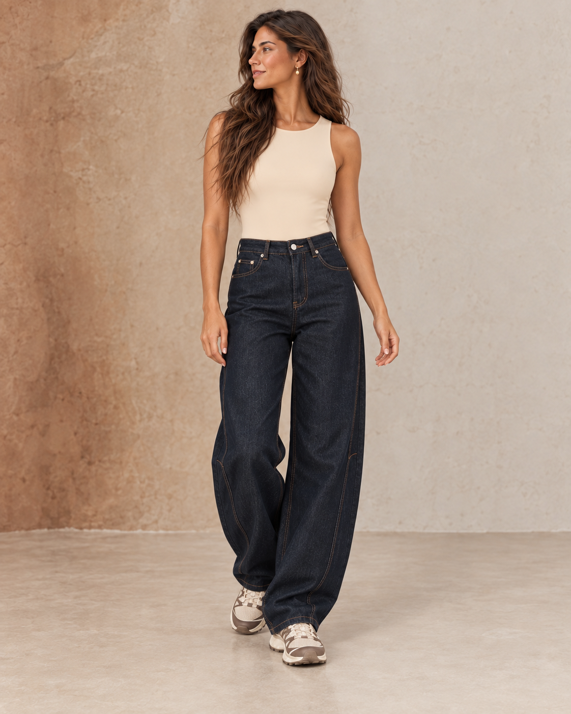 Body sans manches beige avec jean barrel bleu brut