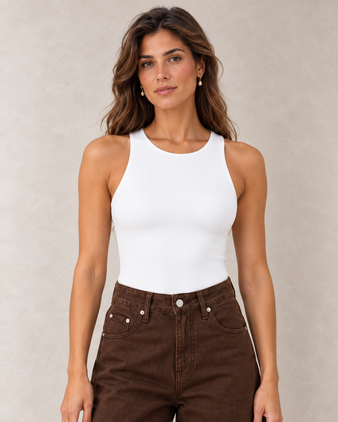 Gros plan du body sans manches blanc sur fond beige