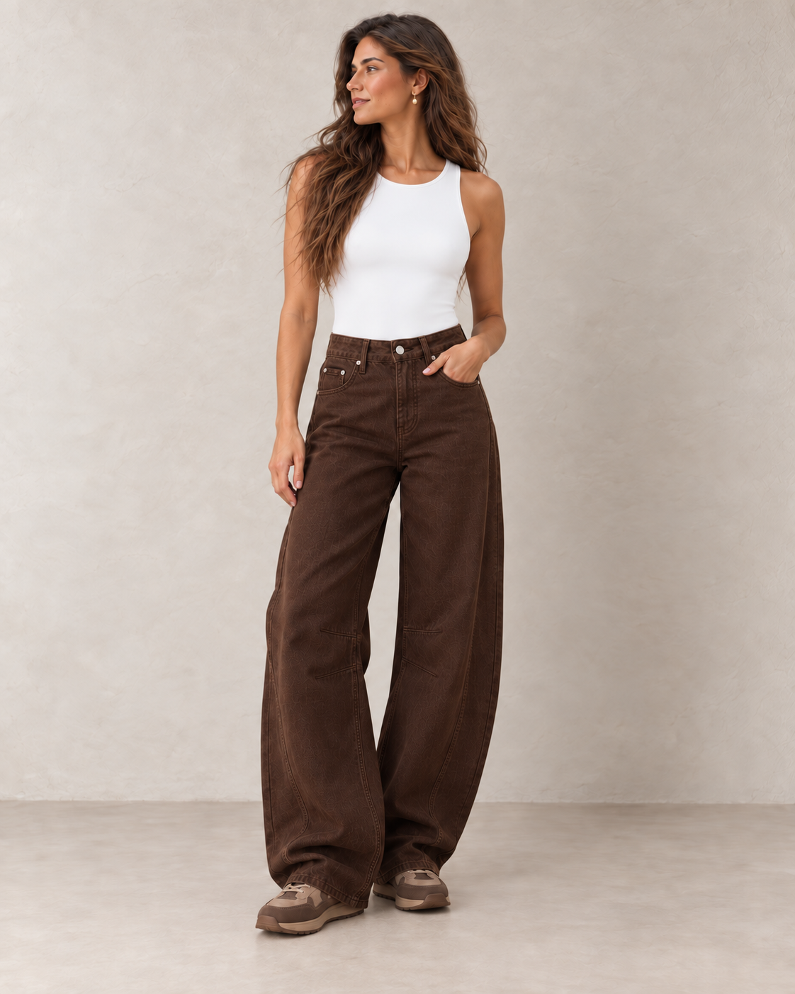 Body sans manches blanc avec jean barrel marron