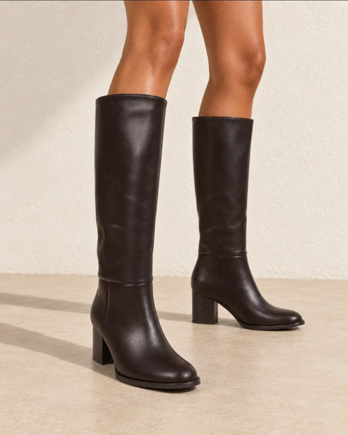 Bottes marron chocolat portées, vue de face et de profil