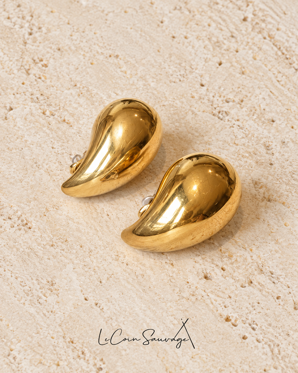 Boucles d’oreilles Gouttes Sculpturales en acier inoxydable doré — sur travertin, Le Coin Sauvage