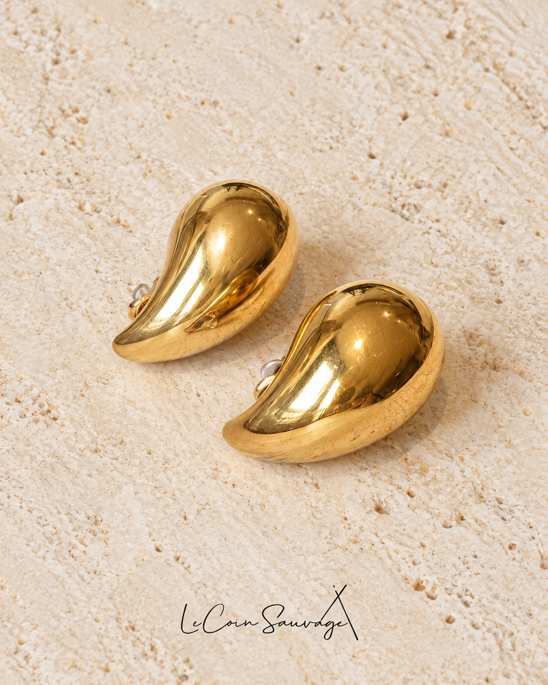 Boucles d’oreilles Gouttes Sculpturales en acier inoxydable doré — sur travertin, Le Coin Sauvage