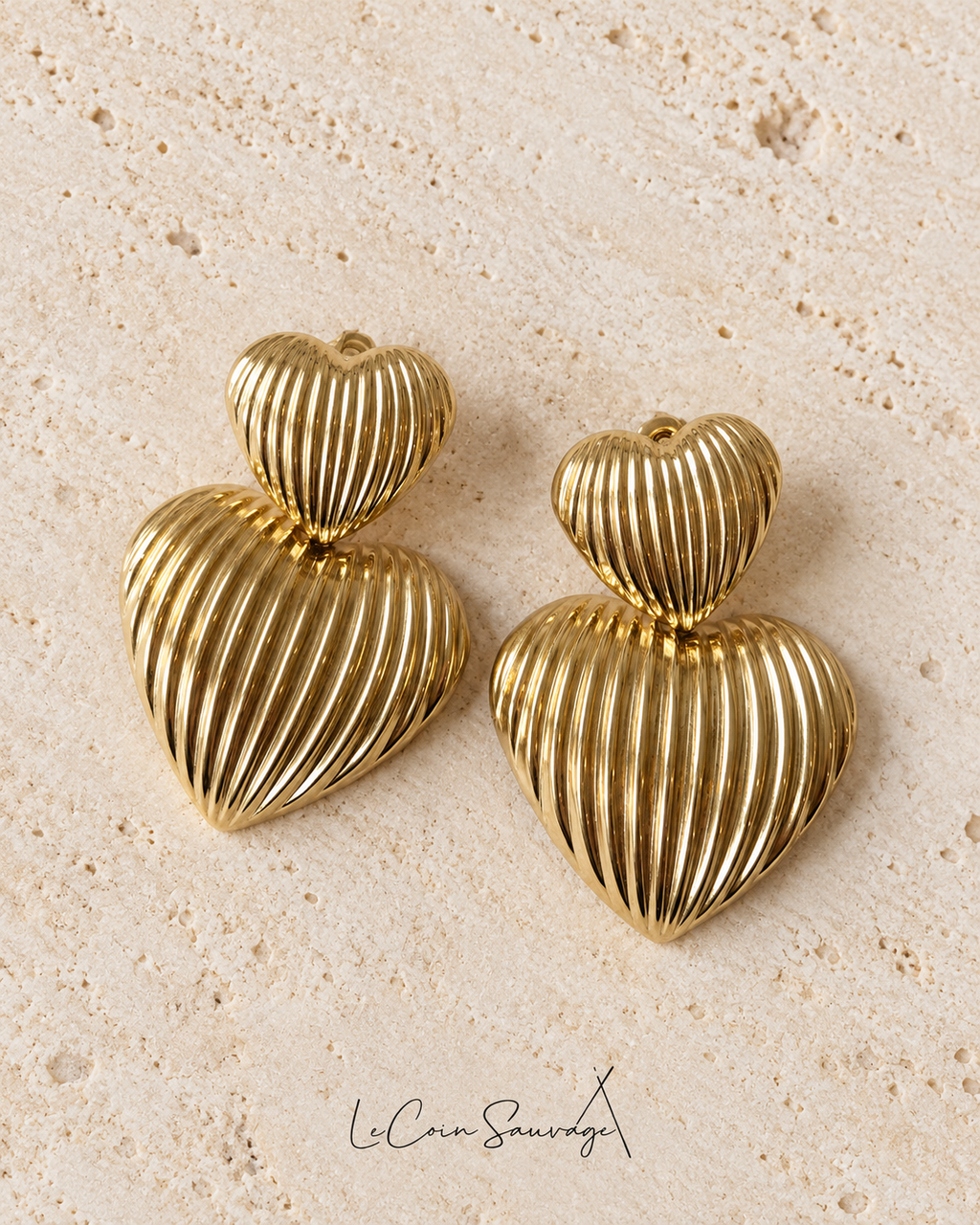 Boucles d’oreilles Doubles Cœurs Striés en acier inoxydable doré — sur travertin, Le Coin Sauvage
