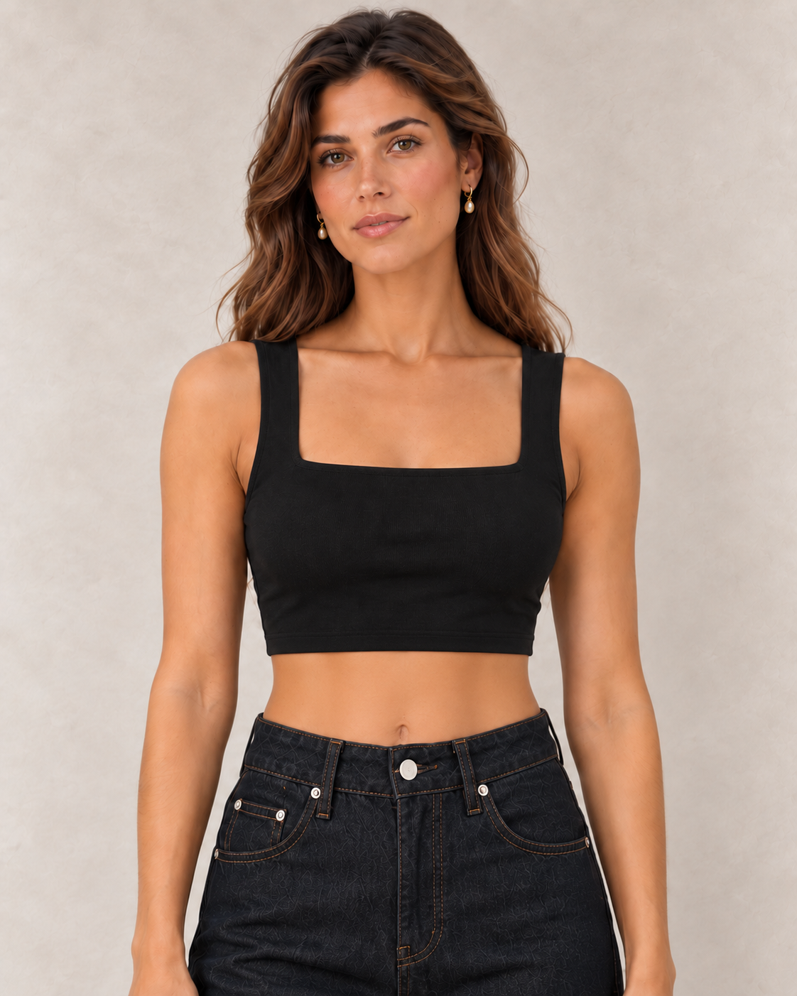 Crop top noir, coupe courte, face
