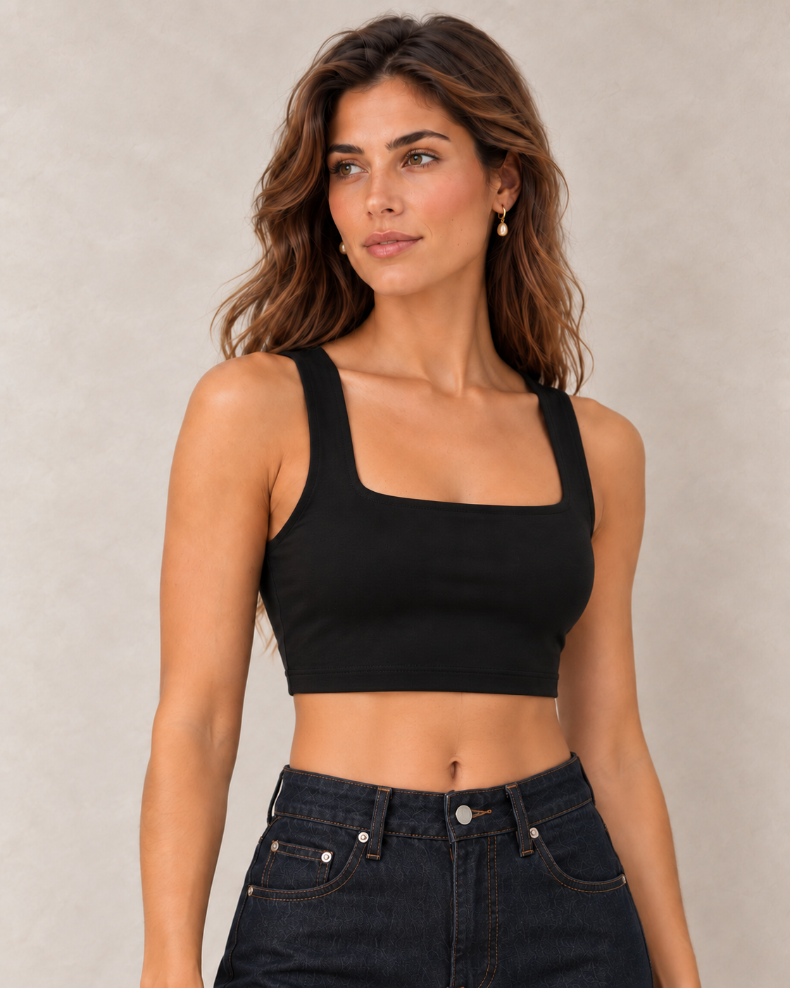 Crop top noir, coupe courte, trois quarts