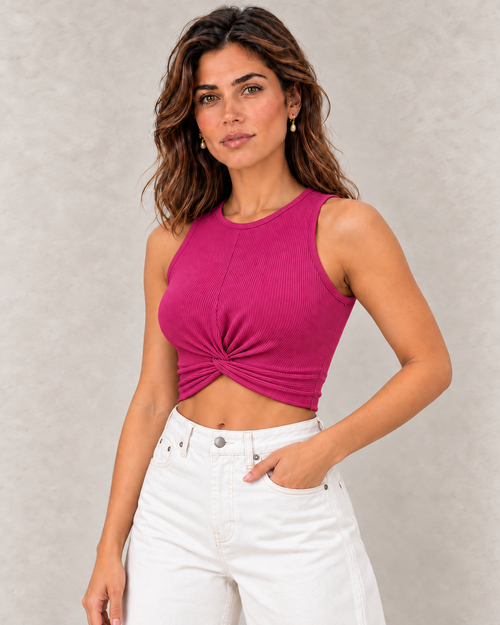 Débardeur court côtelé torsadé fuchsia, vue trois-quarts, porté avec un jean barrel blanc