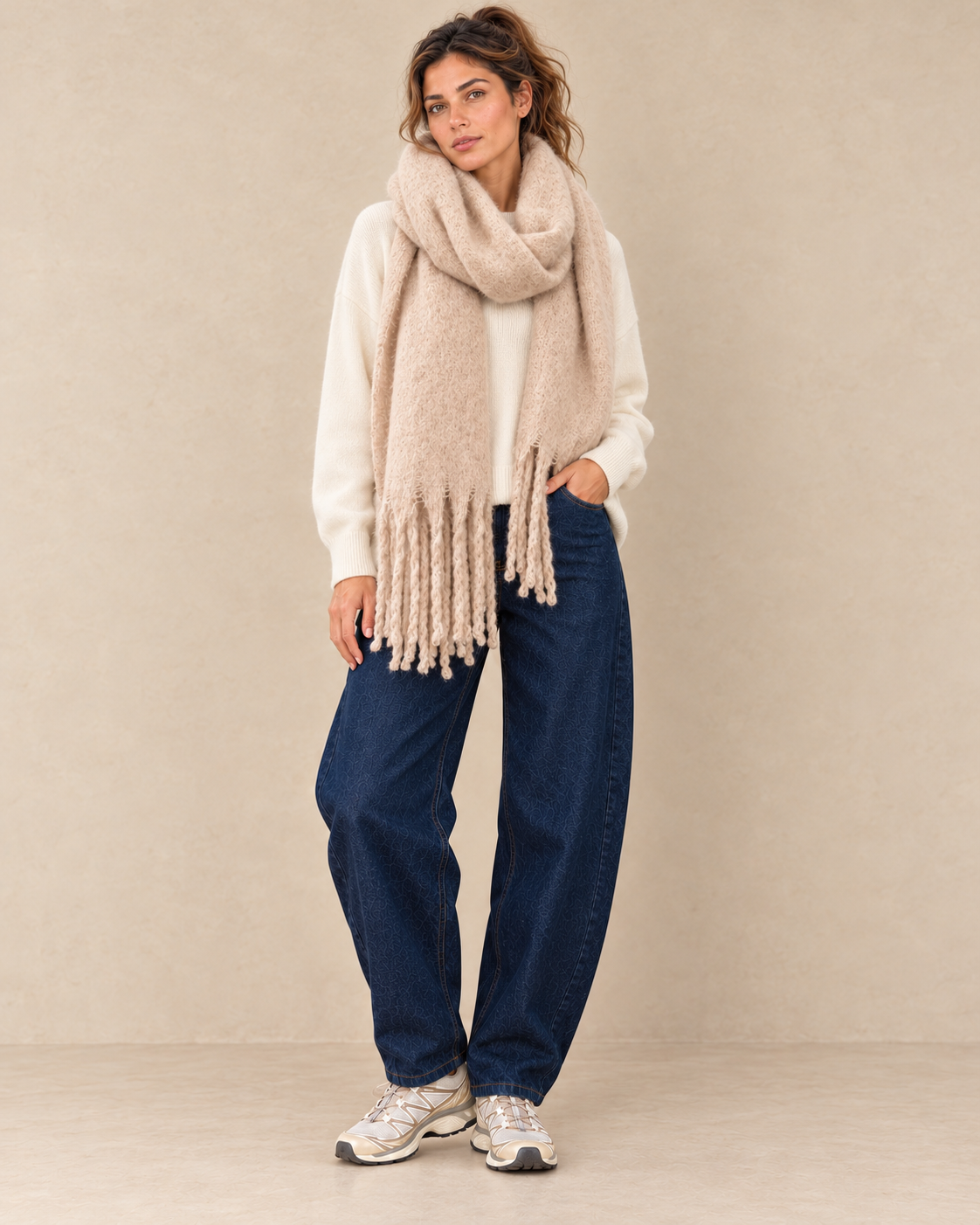 Écharpe beige à franges — look avec pull écru et jean barrel bleu brut
