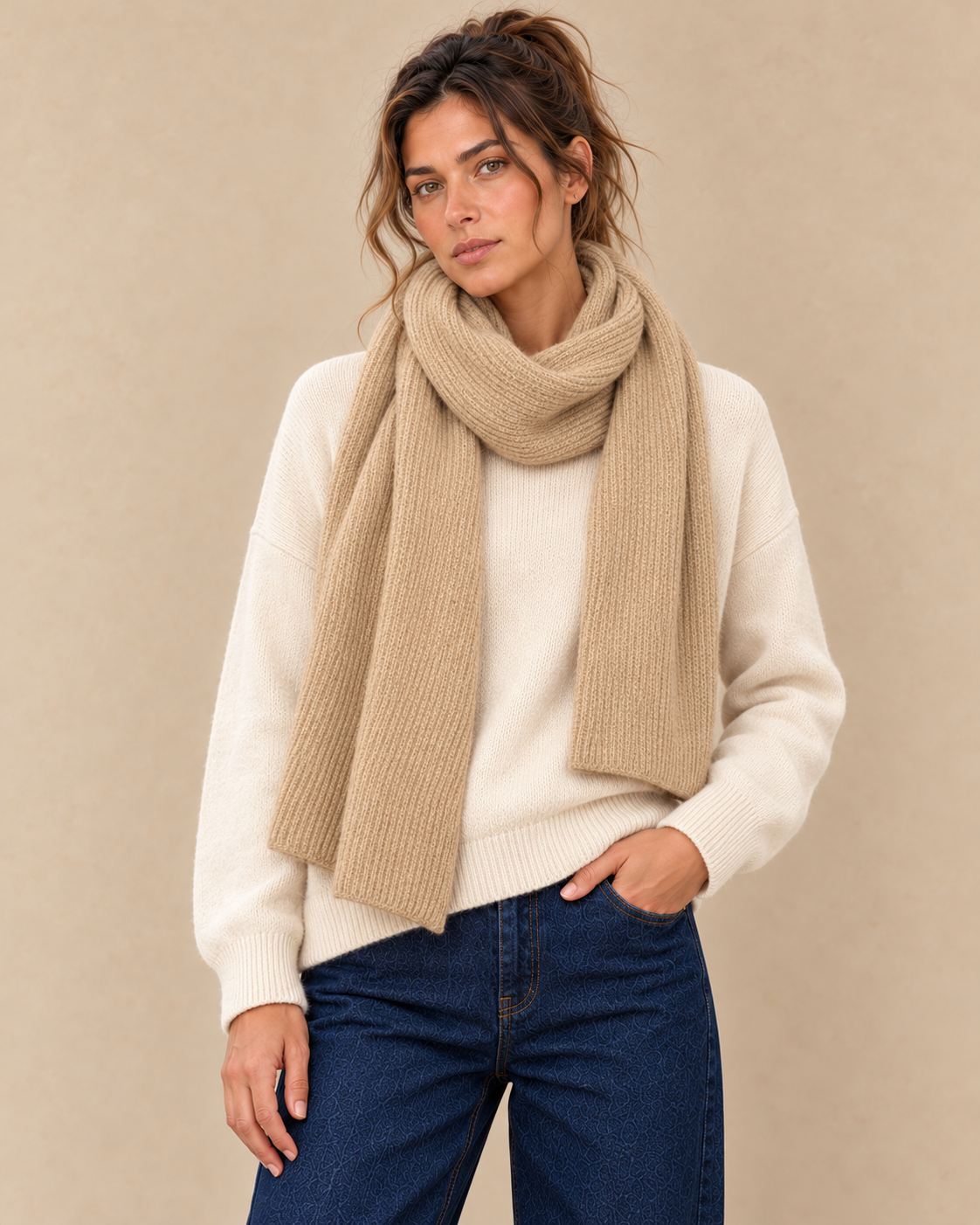 Écharpe côtelée beige — gros plan