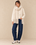 Écharpe écrue à franges — look avec pull écru et jean barrel bleu brut