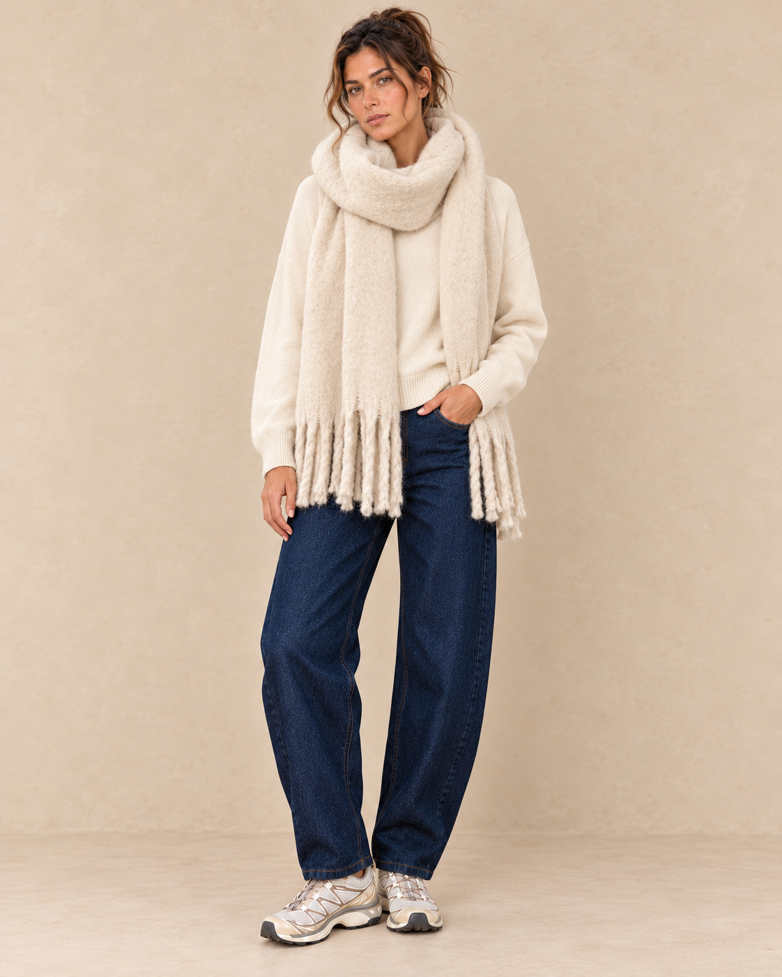 Écharpe écrue à franges — look avec pull écru et jean barrel bleu brut