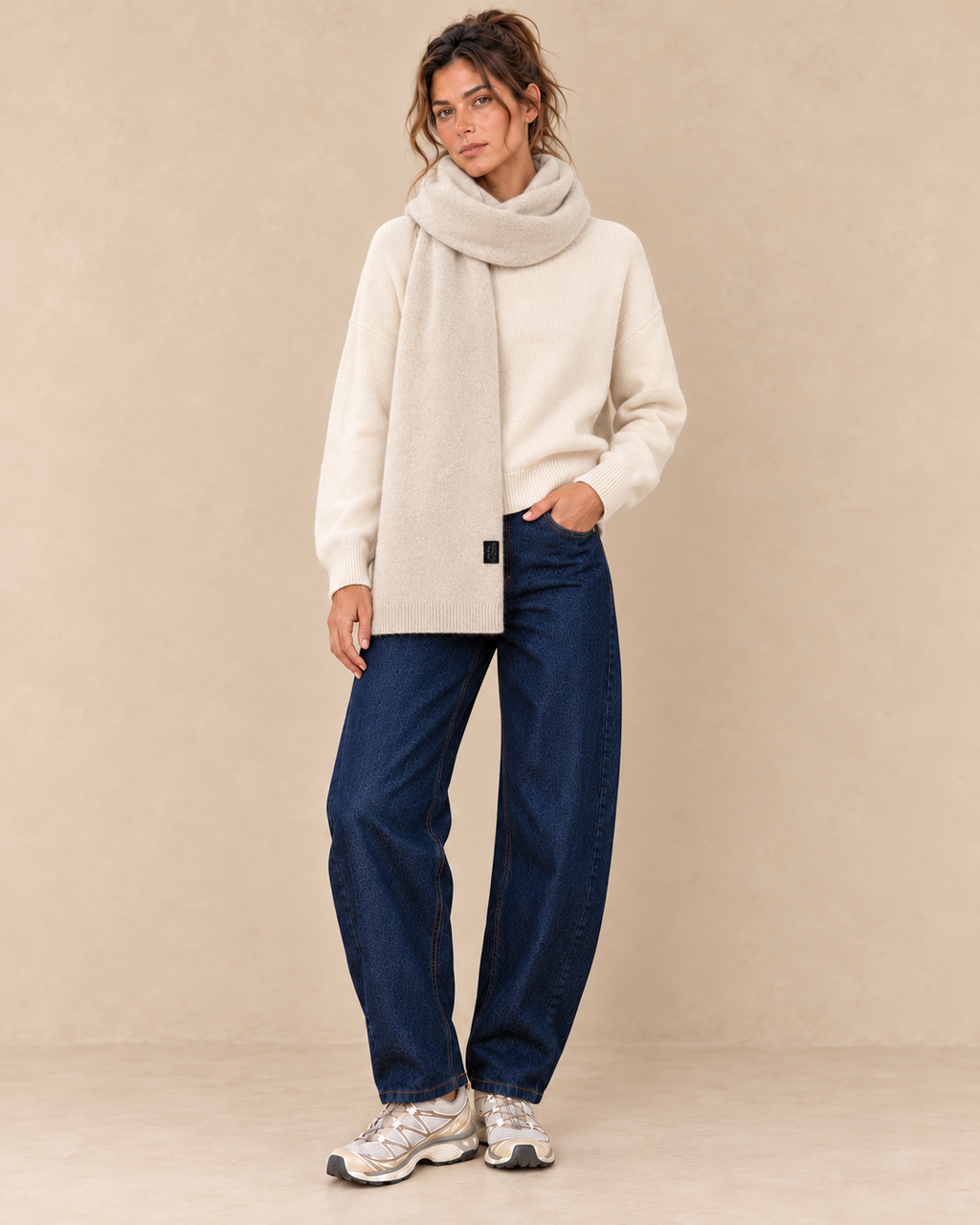Écharpe beige 100 % laine avec pull écru et jean barrel bleu brut