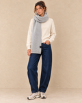 Écharpe 100 % laine gris — look pull écru et jean barrel bleu brut