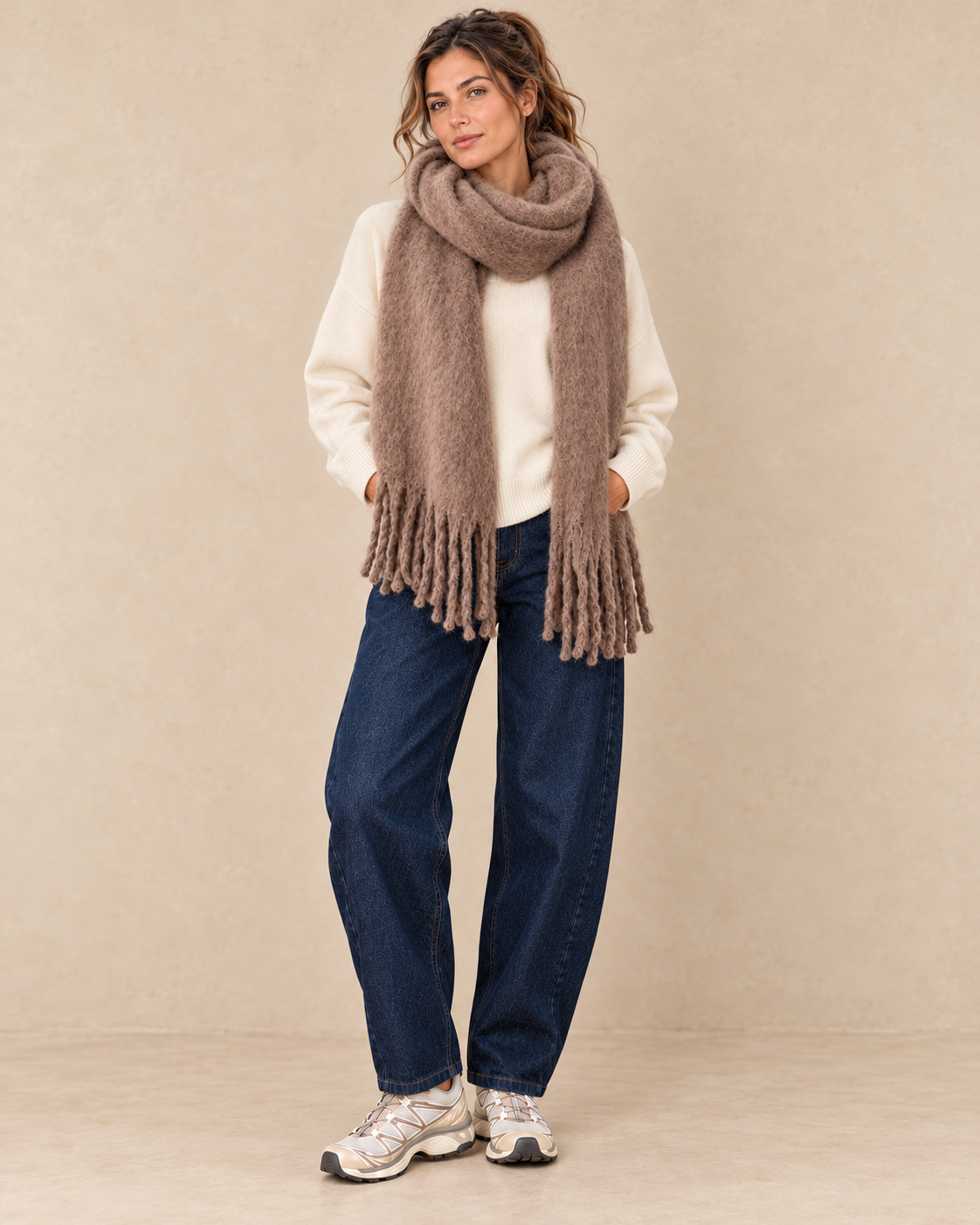 Écharpe taupe à franges — look avec pull écru et jean barrel bleu brut
