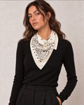 Étole triangulaire écrue à motif bandana noir portée autour du cou