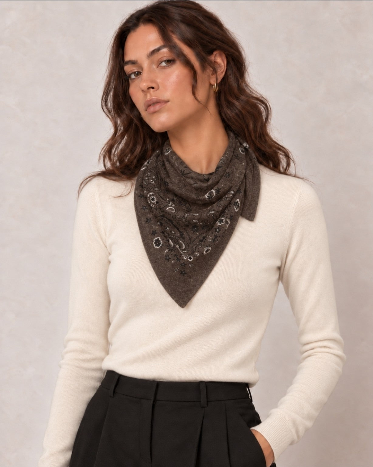 Étole triangulaire marron chocolat à motif bandana portée autour du cou