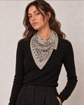 Étole triangulaire taupe à motif bandana noir portée autour du cou