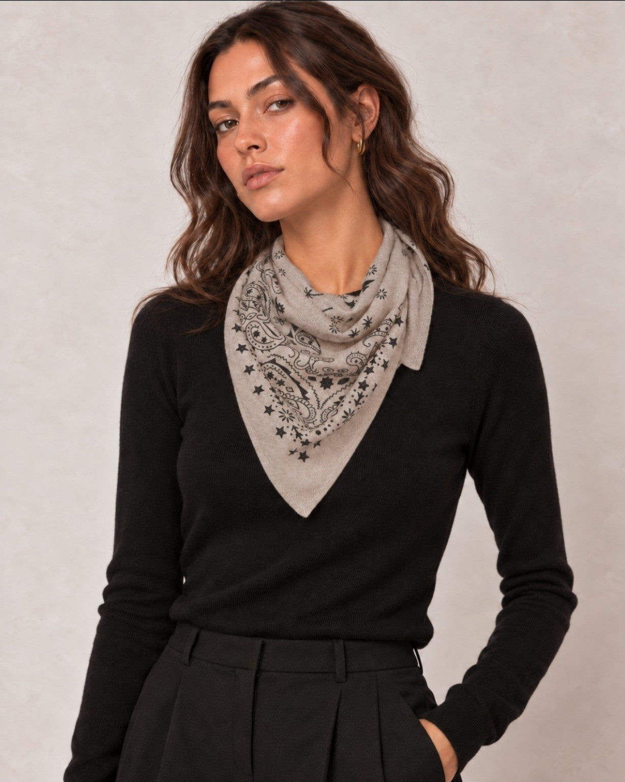 Étole triangulaire taupe à motif bandana noir portée autour du cou