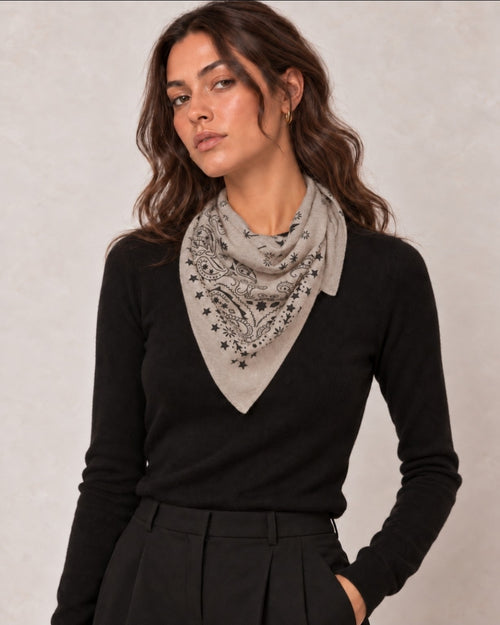 Étole triangulaire taupe à motif bandana noir portée autour du cou