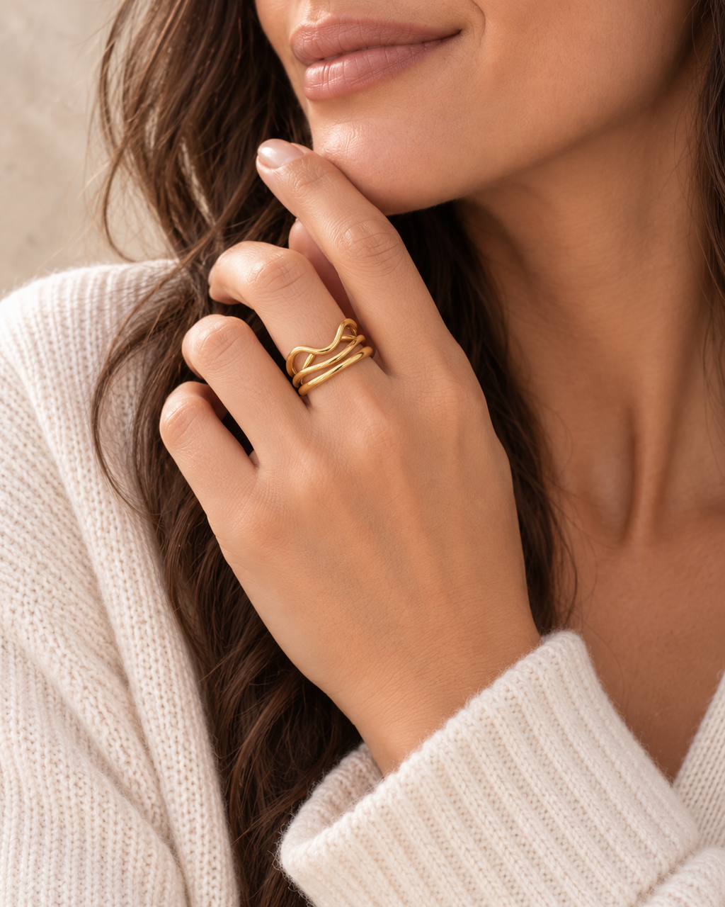 Bague Étreinte Dorée portée