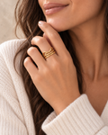 Bague Étreinte Dorée portée