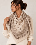Foulard étole beige à motifs porté