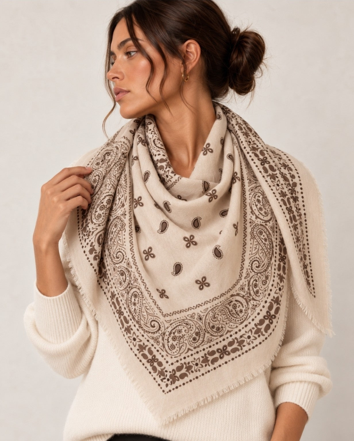 Foulard étole beige à motifs porté