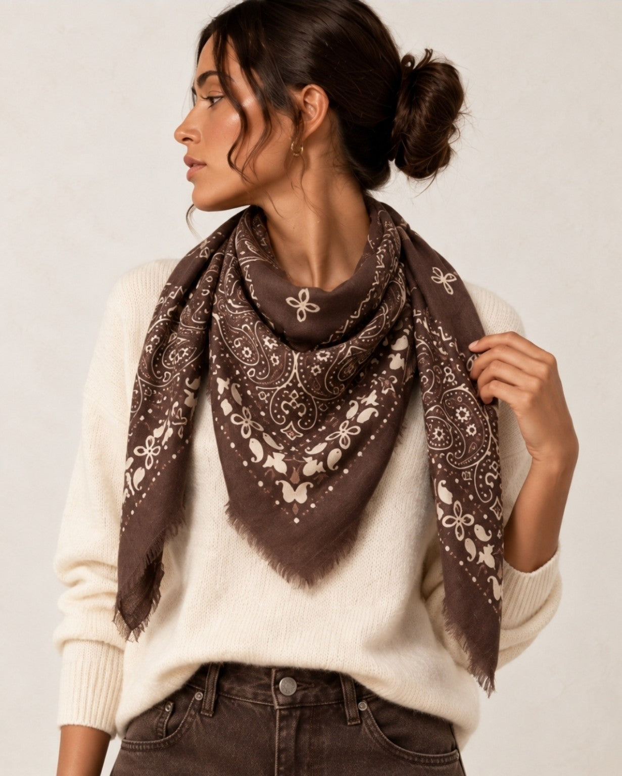 Foulard étole chocolat à motifs écrus porté