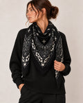 Foulard étole noir à motifs porté