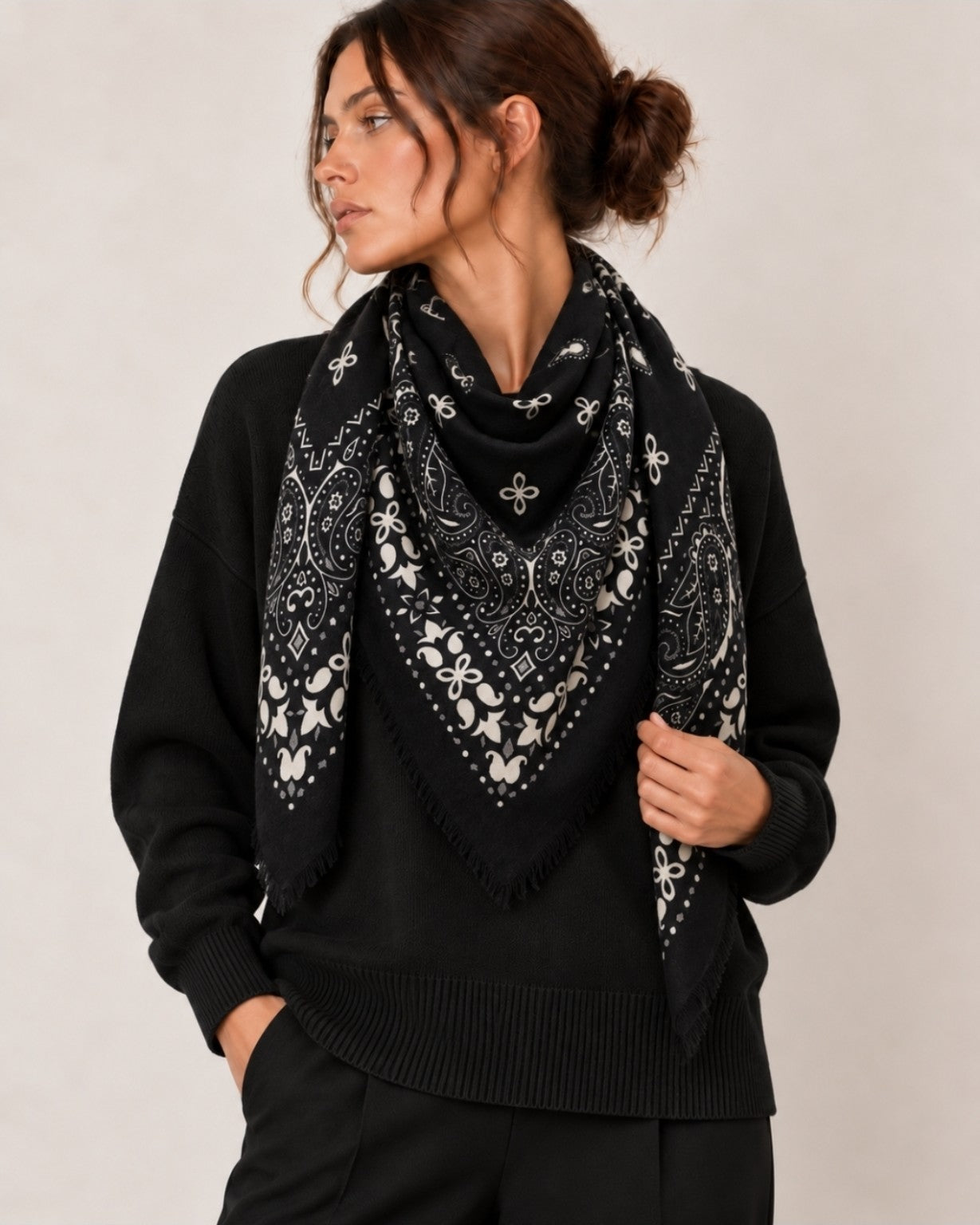 Foulard étole noir à motifs porté