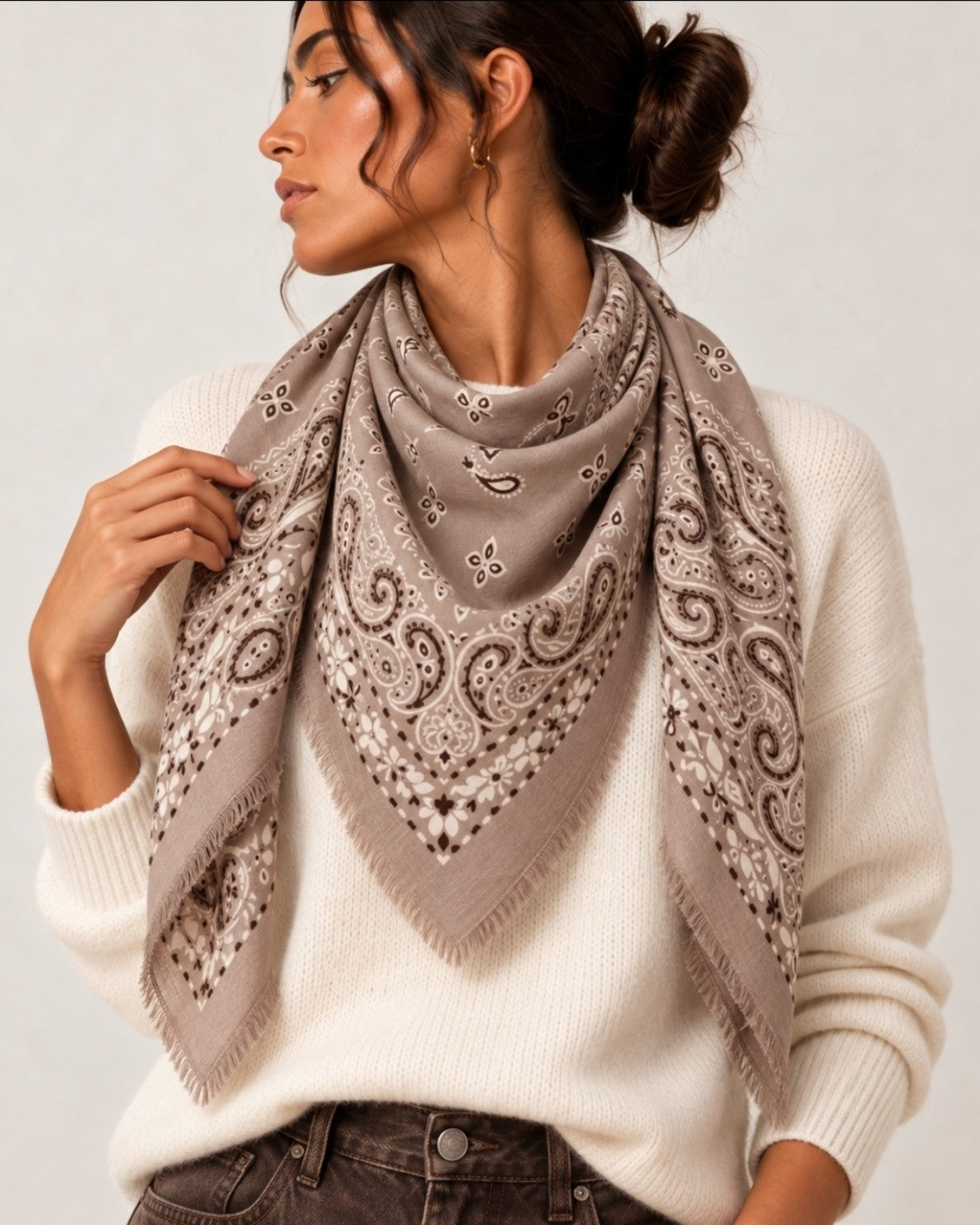 Foulard étole taupe à motifs porté