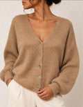 Gilet camel en maille mohair porté, vue rapprochée