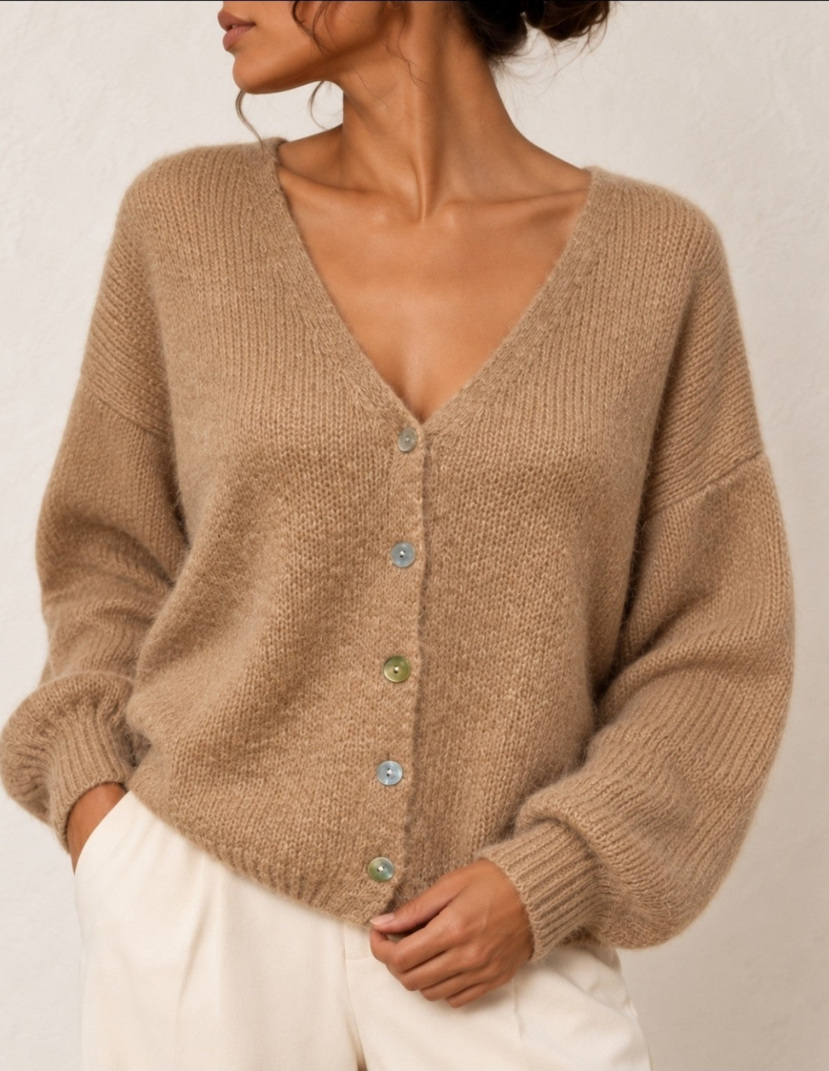 Gilet camel en maille mohair porté, vue rapprochée