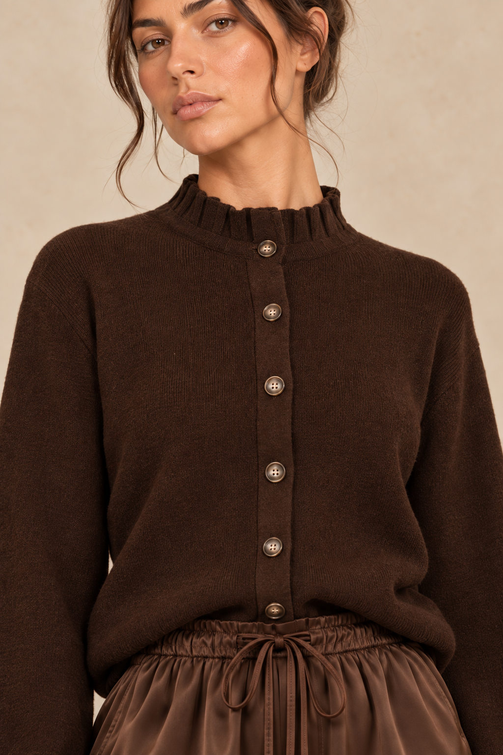 Gilet Marron à col plissé porté — détail du col