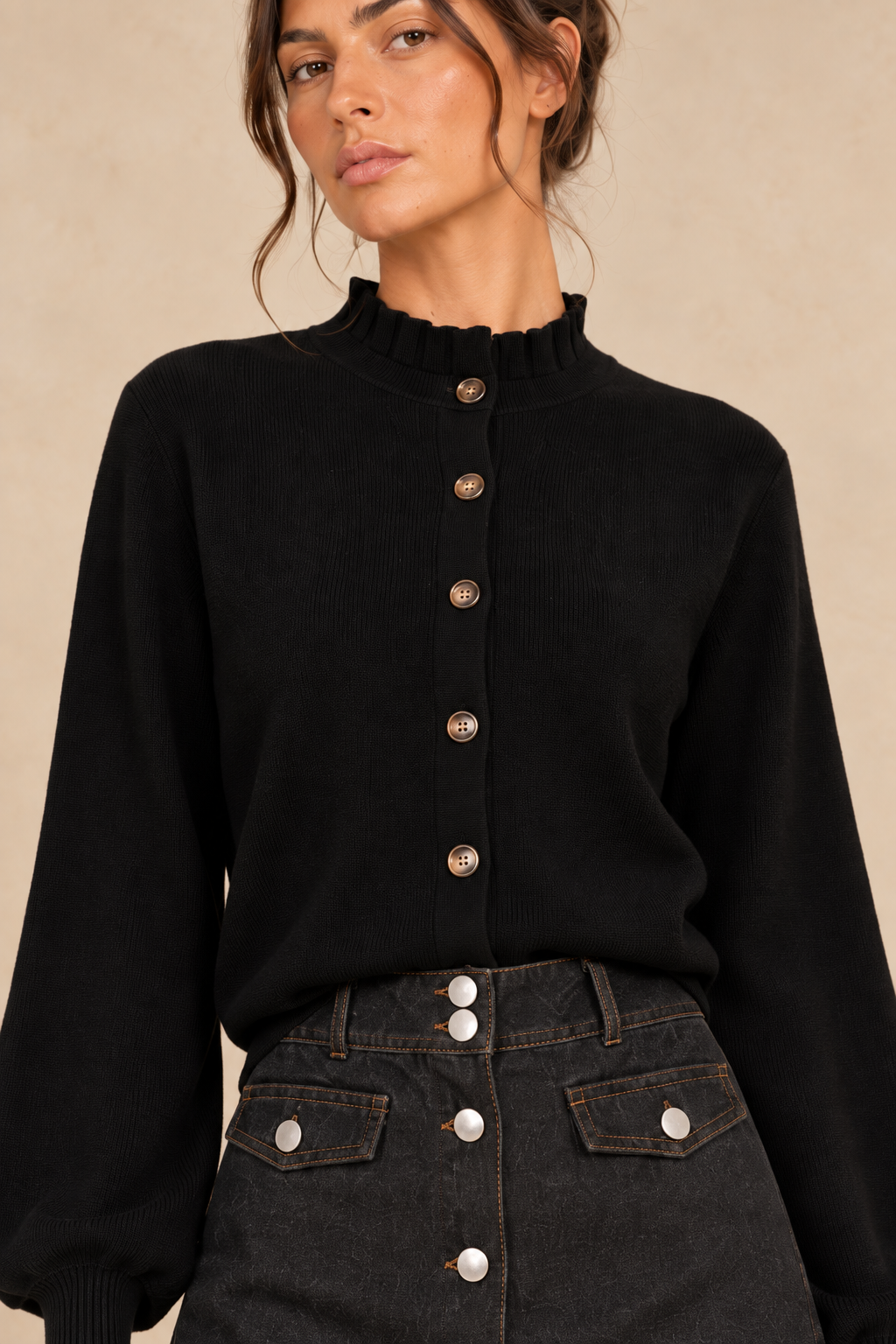 Gilet Noir à col plissé porté — détail du col