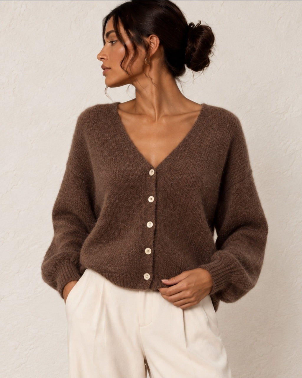 Gilet marron en maille porté, vue rapprochée
