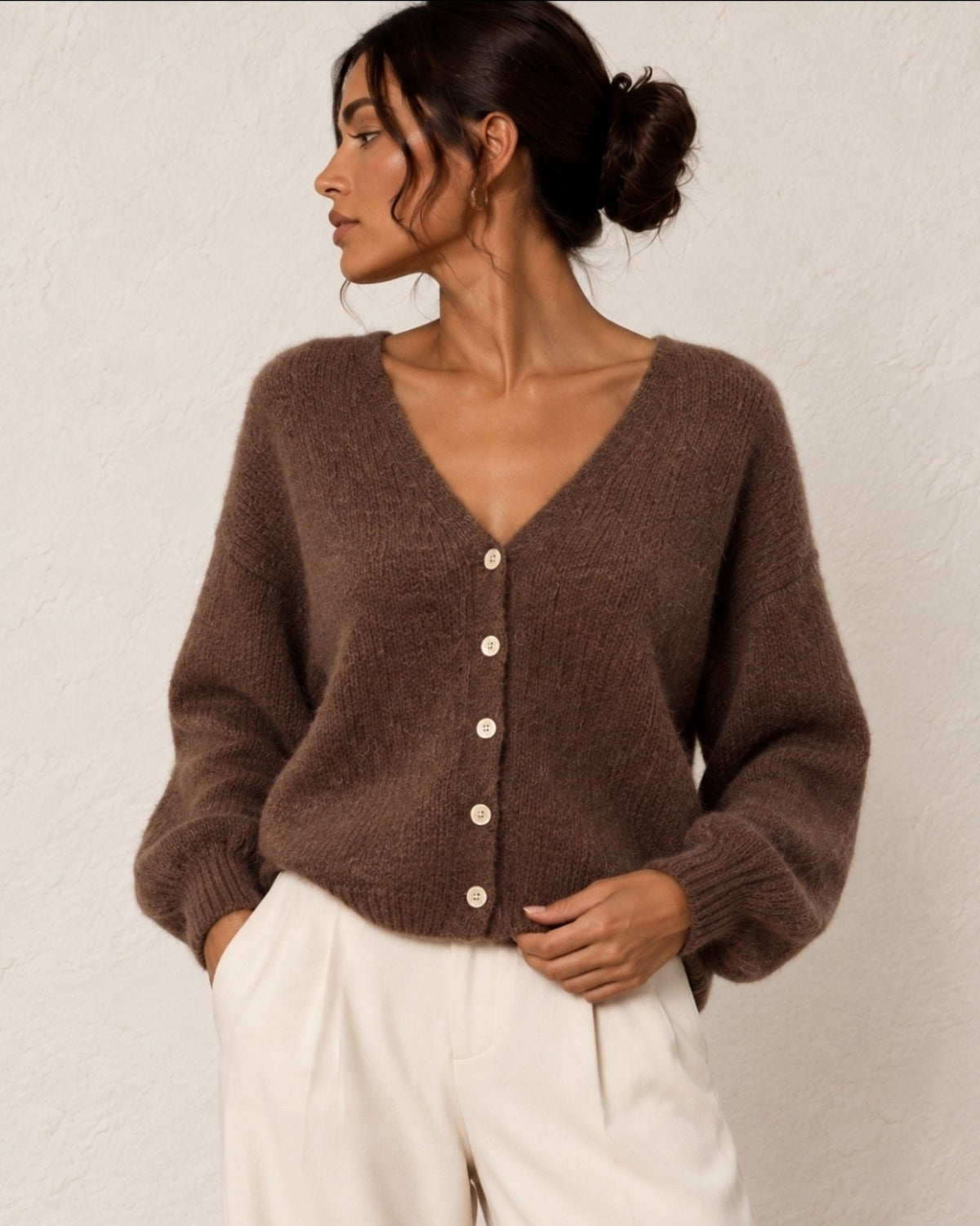 Gilet marron en maille porté, vue rapprochée