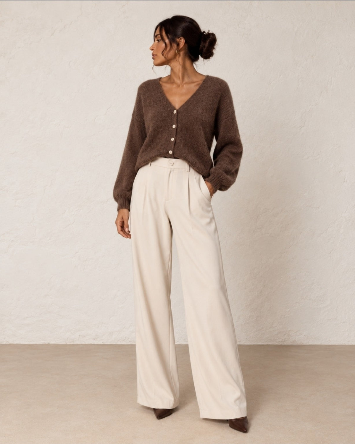 Gilet marron en maille porté avec un pantalon écru