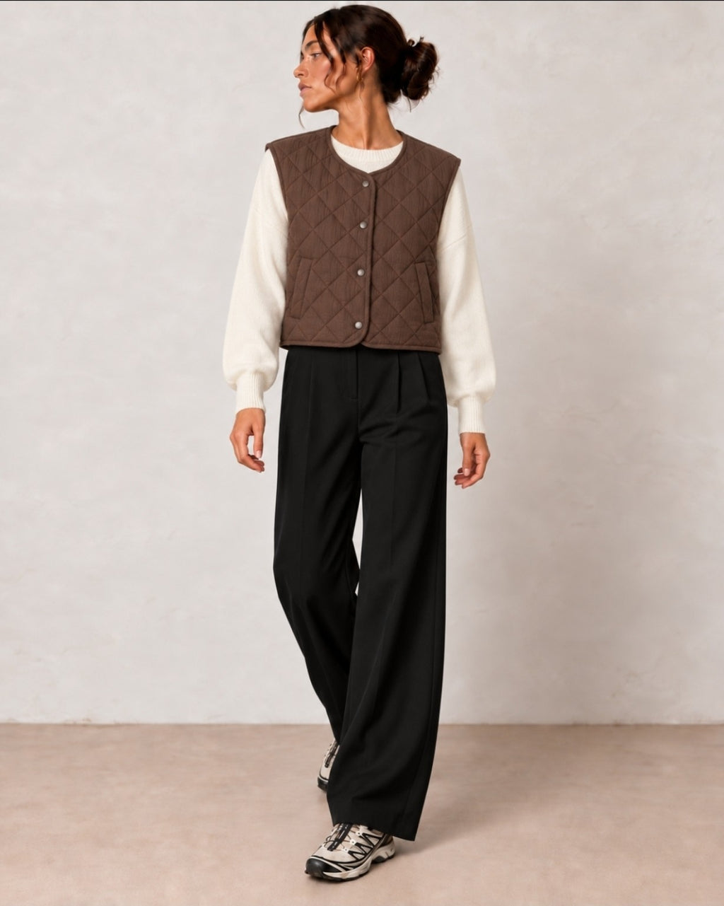 Gilet matelassé sans manches marron - silhouette entière